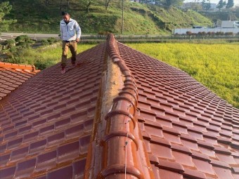 棟が崩れた瓦屋根