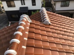 葺き直し前の瓦屋根