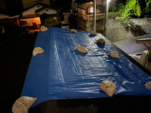 ブルーシートで応急処置