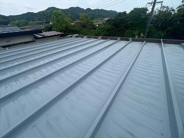 下松市でブチルテープでの雨漏り補修の跡がある勾配のない屋根の現地調査