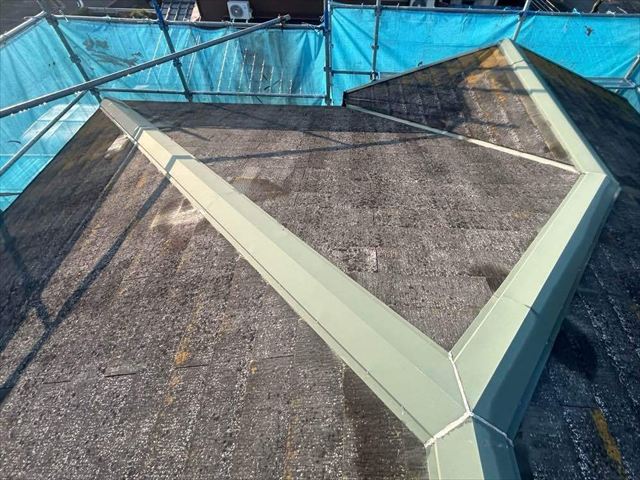 スレート屋根全体の色褪せ