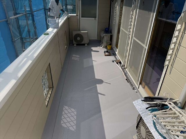 トップコートを塗り替えたベランダ