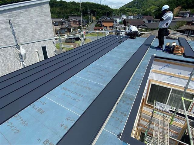 ガルバリウム鋼板の屋根材の施工