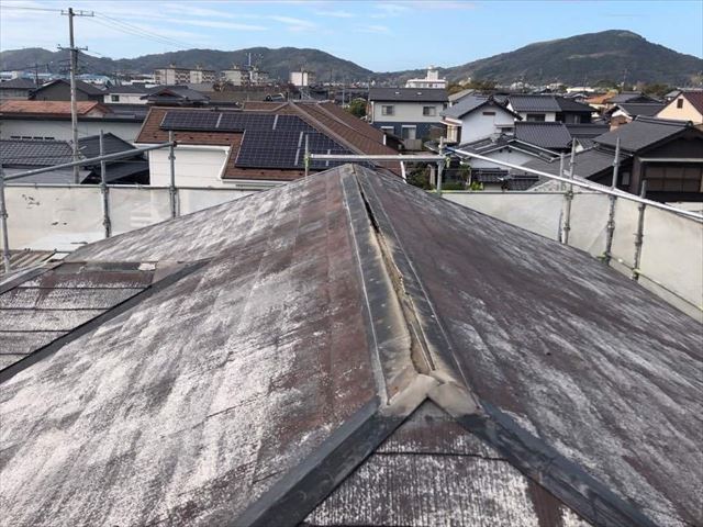 棟板金を撤去している途中のスレート屋根