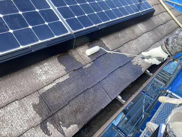 下松市の屋根塗装で下塗りと縁切り作業！タスペーサー設置で雨漏り防止