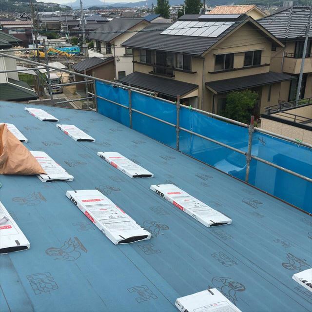 防水シートを敷いた屋根