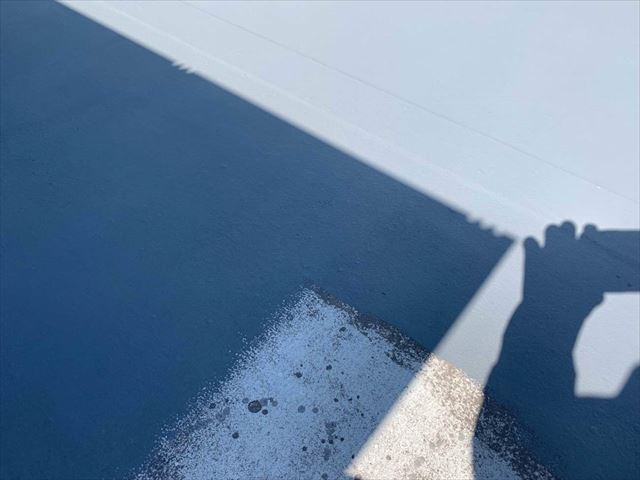 屋上防水のトップコート塗布