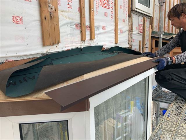 出窓屋根に防水紙を張る作業