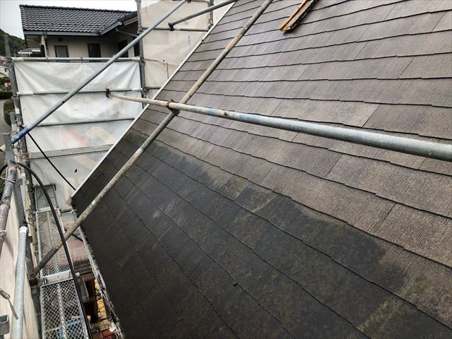 スレート屋根を高圧洗浄