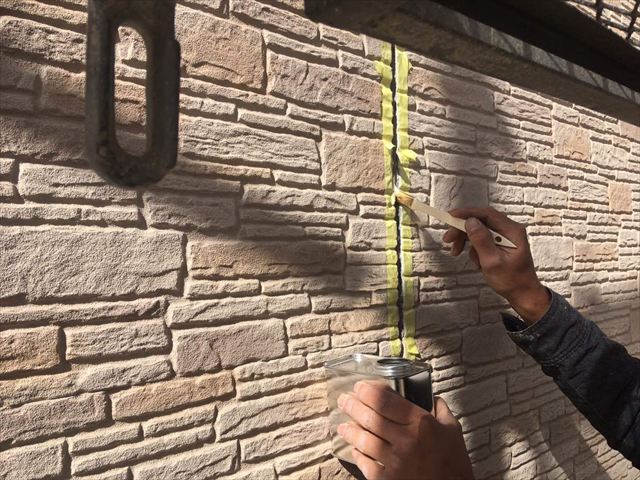 シーリング打ち替えでプライマー塗布