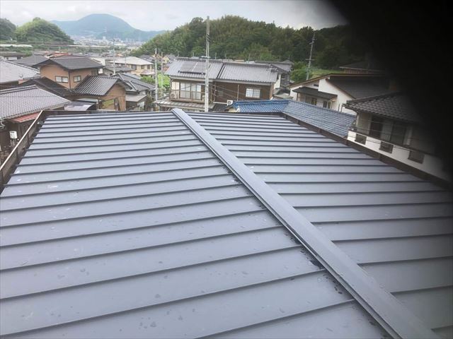 屋根葺き替えを施工後の金属屋根