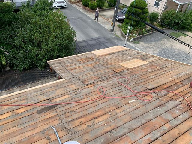 下松市で屋根葺き替え工事、野地板を増し張りして屋根の耐久性を向上