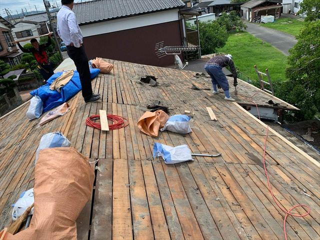 屋根葺き替えで屋根材の撤去