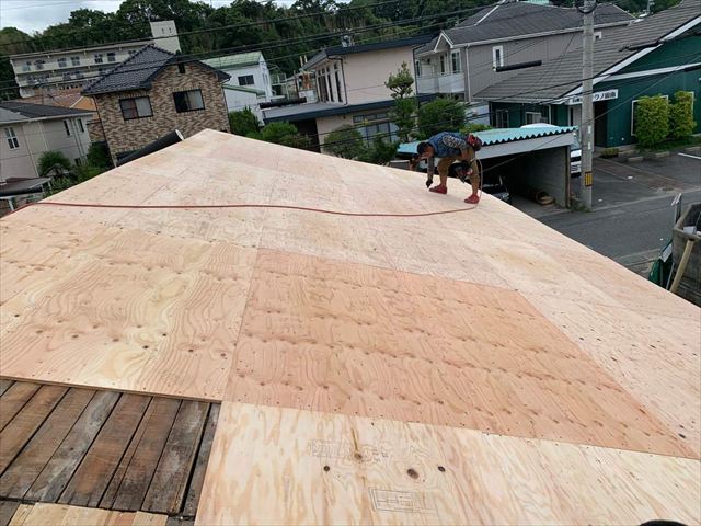 葺き替えで野地板の増し張り
