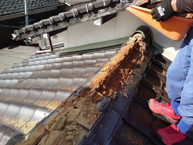 瓦屋根の棟瓦の撤去