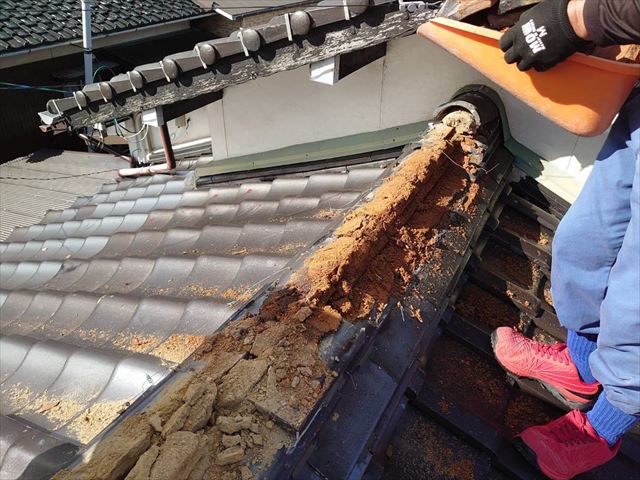 下松市にて棟から雨漏りが起きた瓦屋根の棟瓦を強化棟へ積み替えて補修