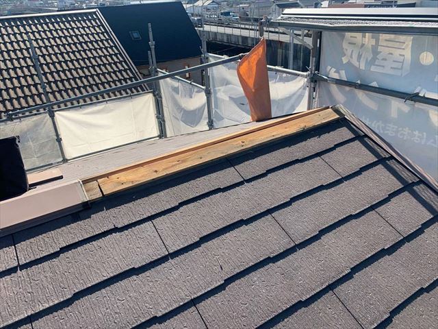 スレート屋根の棟板金を外す作業