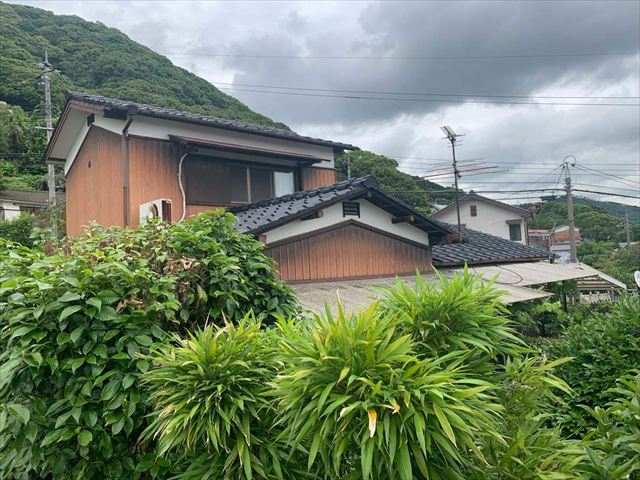 色褪せたトタン外壁の外観