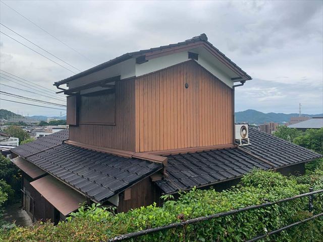 色褪せたトタン外壁の外観