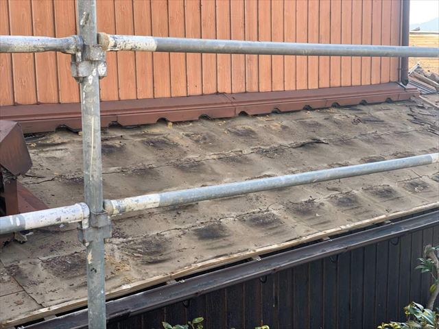 劣化したルーフィング（防水紙）