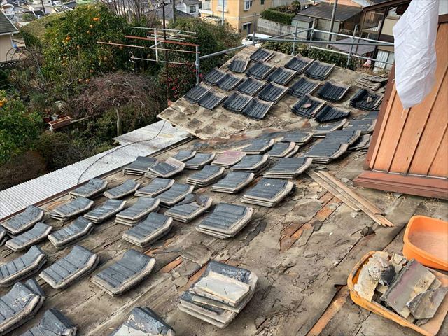 周南市の屋根葺き替えで既存屋根材を撤去｜屋根葺き替えの手順・流れを解説