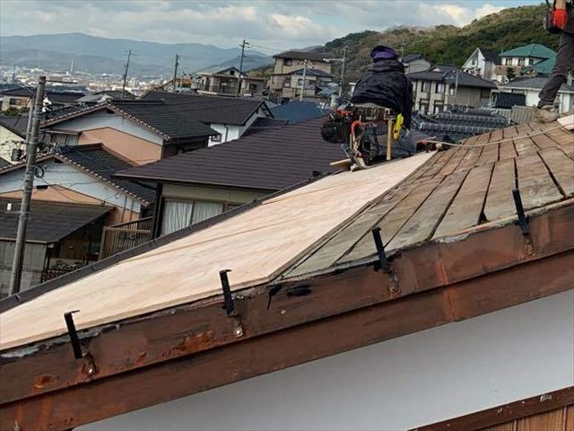 周南市の屋根葺き替え｜構造用合板で野地板を増し張りして下地強化