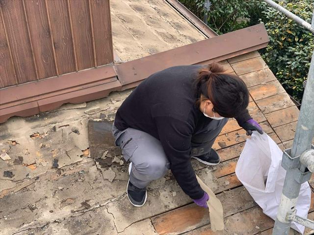 劣化したルーフィング（防水紙）の撤去