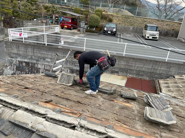 周南市で屋根葺き替え工事、バラ板の野地板に構造用合板を増し張りして補強