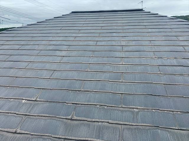下松市でスレート屋根の点検、屋根材の欠けと棟板金の釘の緩み
