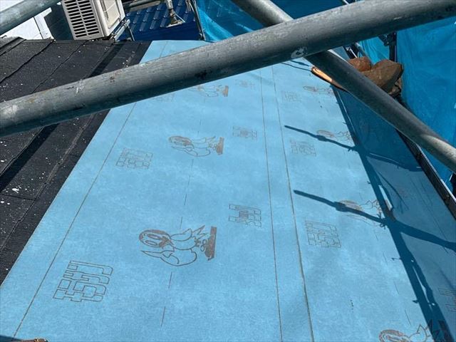 下松市で屋根のカバー工事、ルーフィングと金属屋根材「セネター」を施工