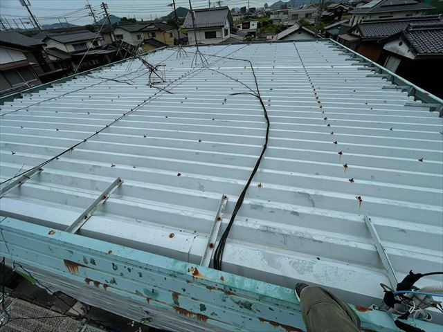 周南市でアパートの折板屋根カバー工法｜タイトフレーム設置