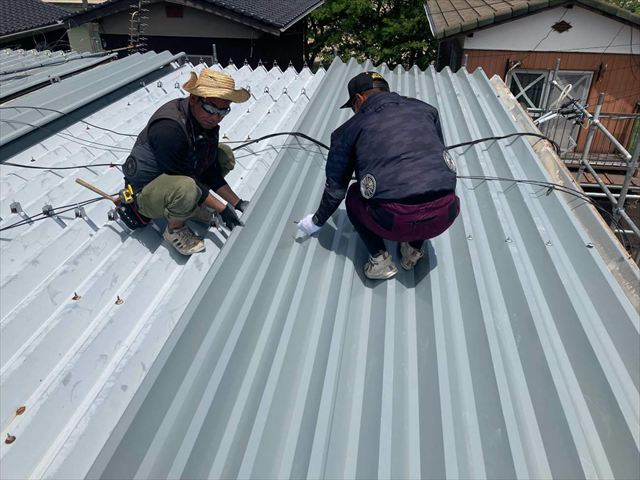 周南市で折板屋根カバー工法｜ぺフ付き折板の施工と雨樋交換