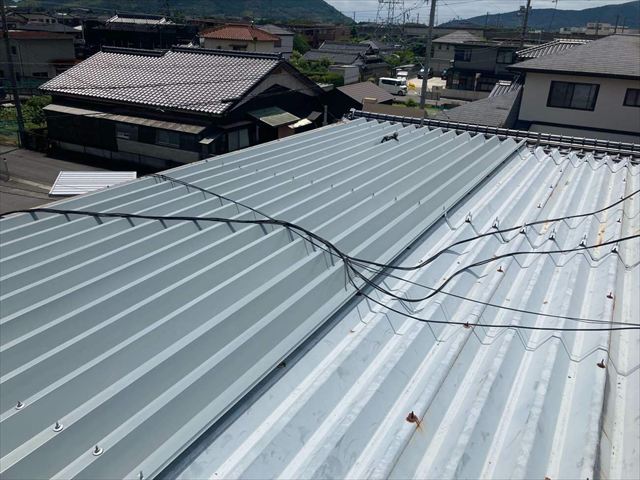 新しい折板屋根材の施工