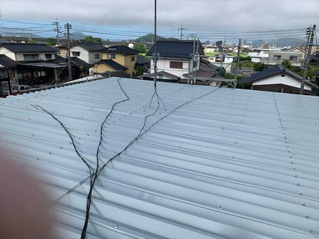 屋根カバー工法を施工後の折板屋根