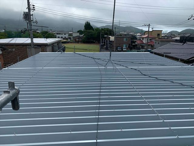 屋根カバー工法を施工後の折板屋根