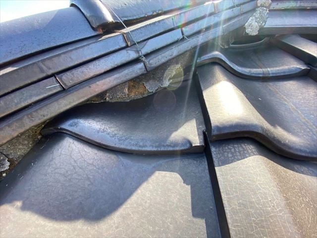 下松市で瓦屋根の漆喰を調査、鬼瓦周辺の漆喰が剥がれて落下の危険