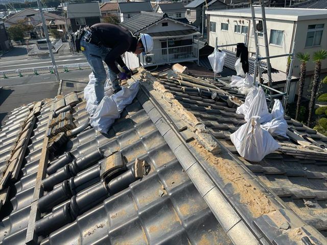 下松市で棟瓦の取り直し工事、防水性に優れる南蛮漆喰で施工
