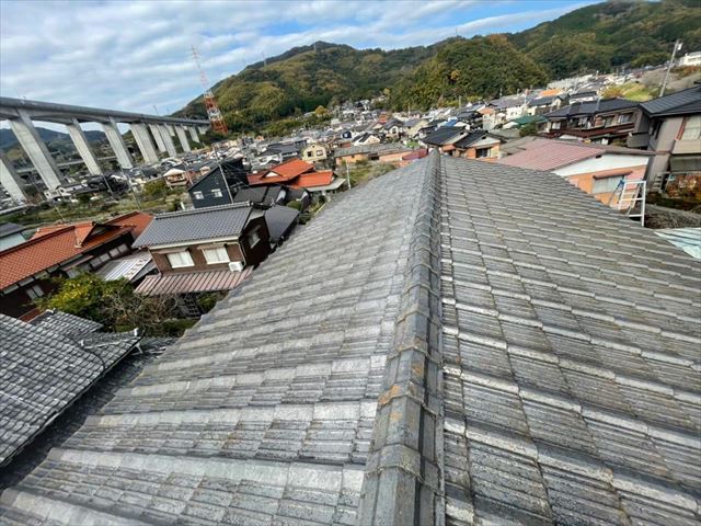 周南市でセメント瓦屋根の調査、瓦の重なり部分のコーキングが雨漏りを悪化