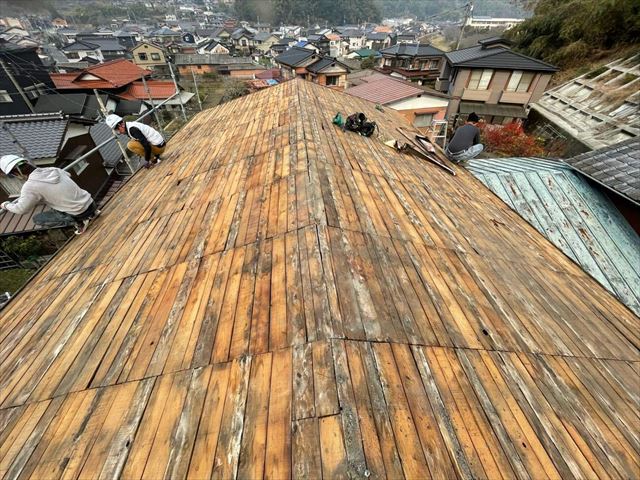 周南市で屋根の葺き替え、野地板の増し張りをして下葺き材を敷設