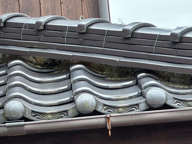 漆喰の剥がれや苔が繁殖した棟瓦