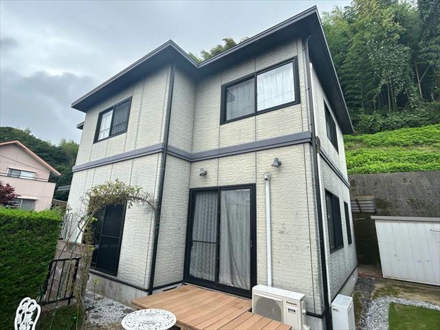外壁が色褪せた建物の外観
