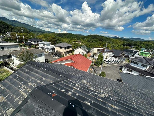 スレート屋根の棟板金の塗膜の剥がれと錆