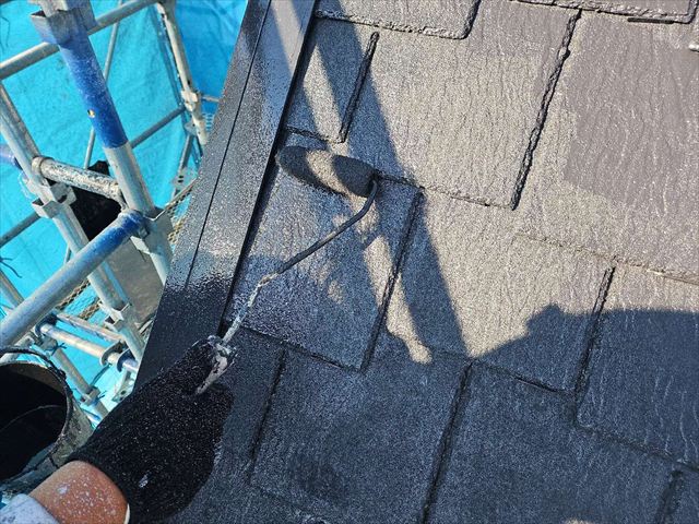 屋根塗装の上塗りの様子