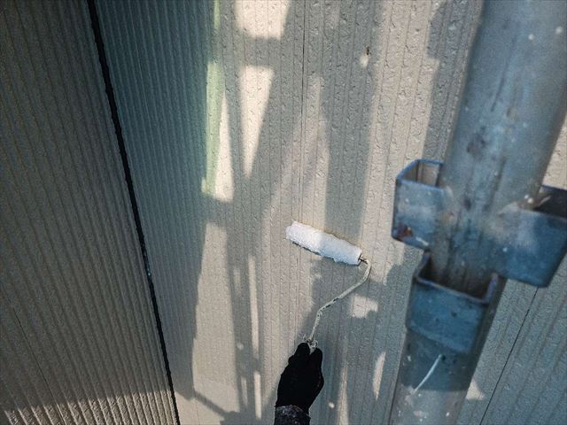 周南市の外壁塗装工事｜下塗りシーラーと無機塗料での中塗りの工程