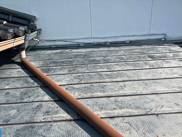 玄関の上の劣化した屋根材