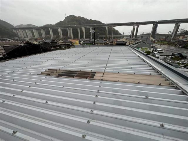 色褪せた折板屋根