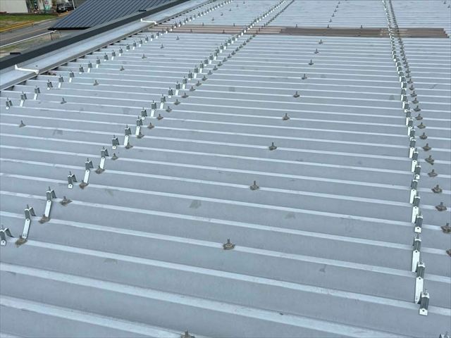 周南市で折板屋根カバー工事開始！改修用タイトフレームとW面戸の設置