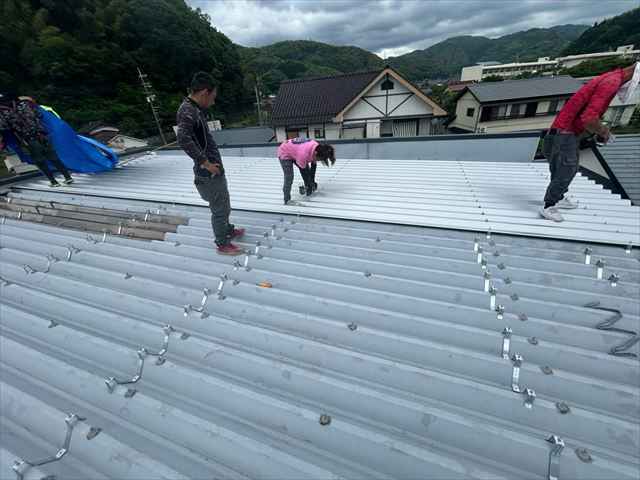 周南市の折板屋根カバー工事完成！水止面戸とエプロン面戸で防水