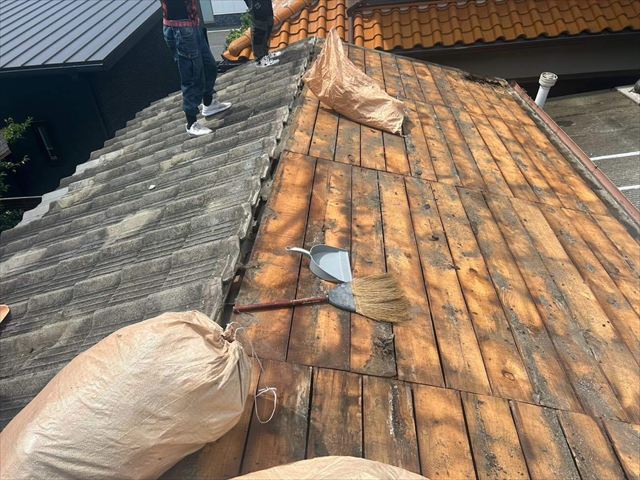 光市で屋根葺き替え工事、工事途中で雨が降ってもいいように雨養生