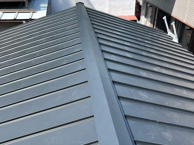 屋根葺き替え施工後の金属屋根